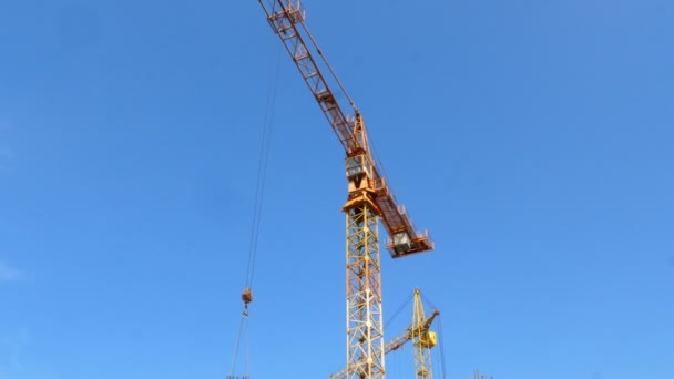 Construcción grúa torre de trabajo edificio 4k — Vídeo de stock