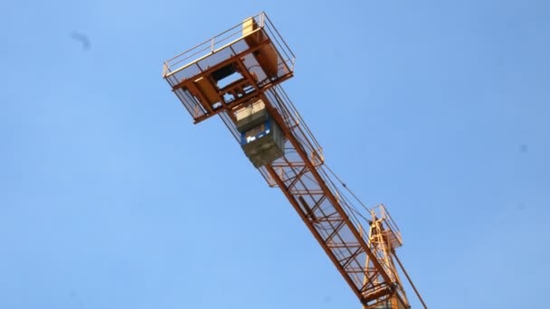 Construcción grúa torre de trabajo edificio 4k — Vídeo de stock