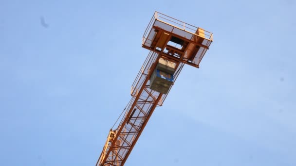 Construcción grúa torre de trabajo edificio 4k — Vídeos de Stock