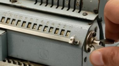 Eski sovyet mekanik hesap makinesi ekleme makinesi 4k