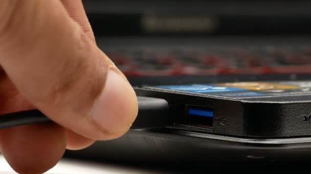 Laptop macro USB-poort 4k — Stockvideo
