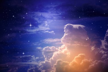 Bulutlu ve yıldızlı renkli gece göğü, açık mavi ton