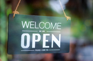 Kapıda asılı açık tabela