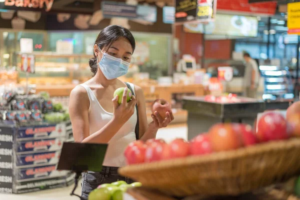 Mulher Asiática Vestindo Máscara Facial Compras Mercado Refeições Conceito Pandemia — Fotografia de Stock