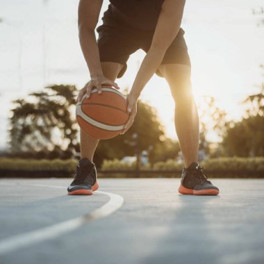 Basketbol oynayan adam. Basketbol topu süren bir adam..