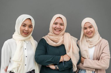 Bir grup gülümseyen Müslüman kadın..