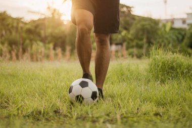 Yeşil sahada futbol oynayan adam.