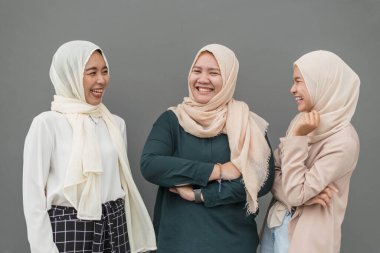 Bir grup gülümseyen Müslüman kadın..