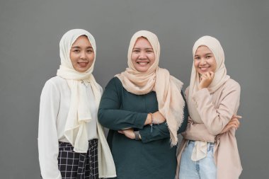 Bir grup gülümseyen Müslüman kadın..