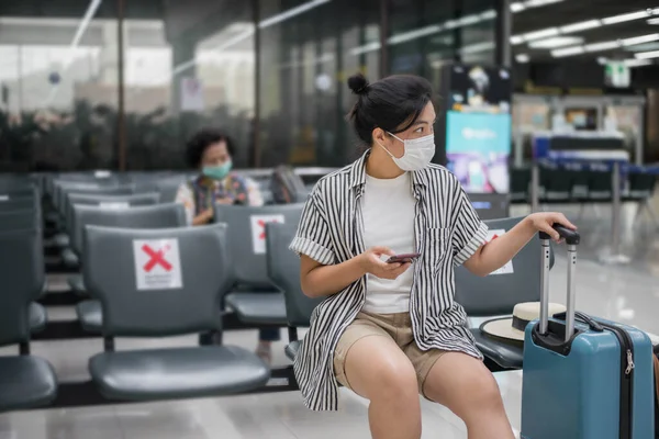 Mujer Viajera Con Máscara Facial Esperando Vuelo Aerolínea Mujer Sentada —  Fotos de Stock