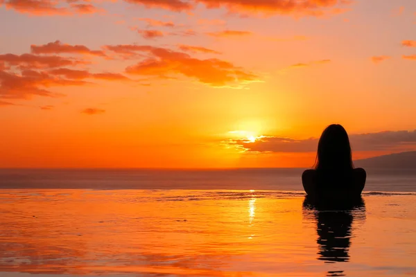 Girl Stands Her Back Pool Looks Setting Sun Ocean Sun — Stock Photo, Image