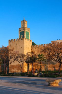 Kalenin manzarası ve Meknes, Fas camilerinden biri.