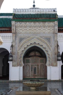 Fez, Medina 'daki deri üretim noktasında el yapımı renkli parçalar bulunan deri mağazası.