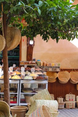 Fez, Medina 'daki deri üretim noktasında el yapımı renkli parçalar bulunan deri mağazası.