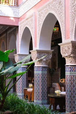 Fez, Medina 'daki deri üretim noktasında el yapımı renkli parçalar bulunan deri mağazası.