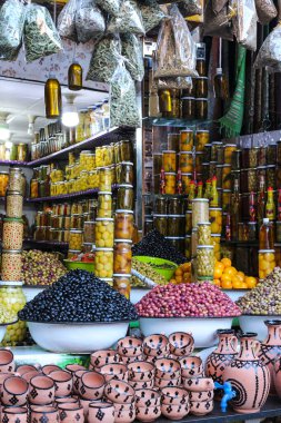Fez, Medina 'daki deri üretim noktasında el yapımı renkli parçalar bulunan deri mağazası.
