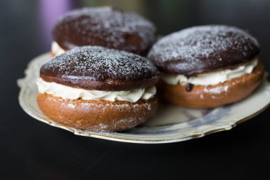 Güzel beyaz bir tabakta çikolata kremalı Boucher kekleri..