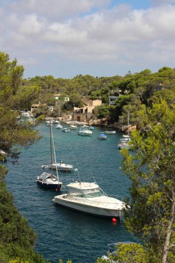 Cala Figuera 'nın birçok yatı olan pitoresk körfezi. Cala Figuera. Mayorka. İspanya.