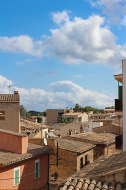 Alcudia 'daki evlerin çatıları bulutlu mavi gökyüzüne karşı döşeli. Alcudia. Mayorka. İspanya.