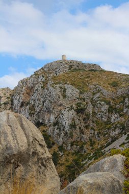 Albercutx Gözetleme Kulesi 'nin alt manzarası. Cape Formentor. Mayorka. İspanya.