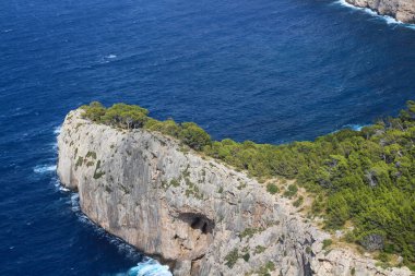 Mirador Es Colomer 'in gözlem güvertesinden kayalar ve deniz manzarası. Cape Formentor. Mayorka. İspanya.