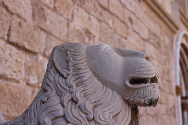 Aslan heykelinin başı Almudaina Sarayı 'nın duvarına karşı. Palma de Mallorca. Mayorka. İspanya.