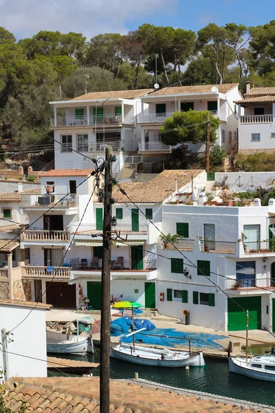 Balıkçı köyü Cala Figuera 'nın otantik evleri. Evlerin yanında tekneler var. Cala Figuera. 