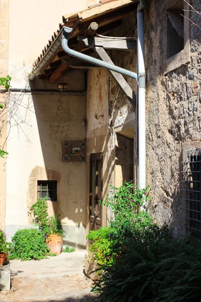 Valldemossa Çiçek Saksıları Parmaklıklı Pencereleri Olan Eski Bir Taş Valldemossa — Stok fotoğraf