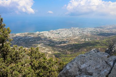 Kyrenia şehrindeki Saint Hilarion kalesinin duvarından, bulutlardan ve Akdeniz 'den bir görüntü. Kıbrıs.