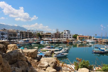  Gökyüzünün arka planında bulutlu Kirrenia Limanı 'ndaki beyaz inci otel..