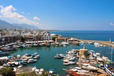  Kyrenia limanı at nalı şeklinde ve etrafında eski evler. Birçok tekne ve yat..
