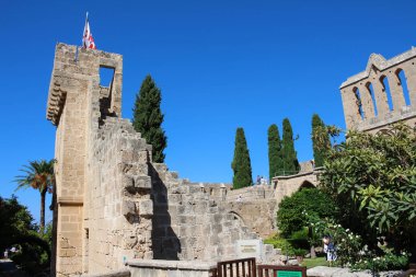 Bellapais Manastırı, Beyaz Manastır, Güzel Dünya Manastırı. Manastır kilisesinin korunmuş cephesi, ona giden yol, dinlenmek için banklar..