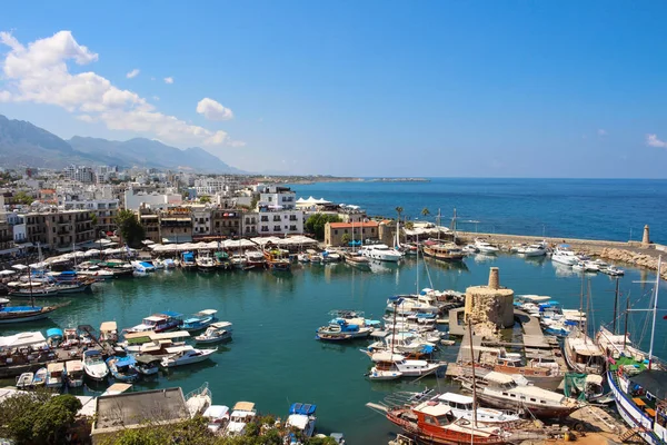  Kyrenia limanı at nalı şeklinde ve etrafında eski evler. Birçok tekne ve yat..