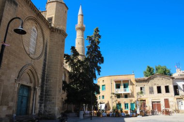 Lefkoşe 'deki Selimiye Camii, önündeki meydan ve bir kafe. Kıbrıs.