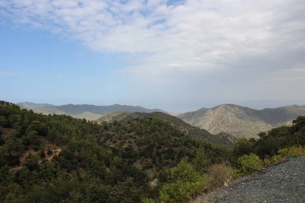 Troodos dağları bulutlu mavi gökyüzüne karşı. Kıbrıs.