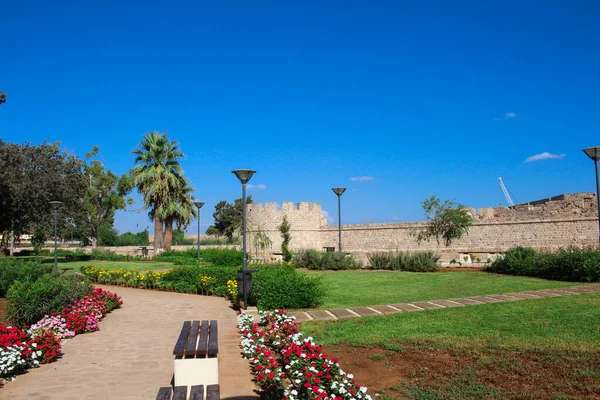 Vista Parque Com Flores Caminhos Para Fortaleza Famagusta Torre Otelo — Fotografia de Stock