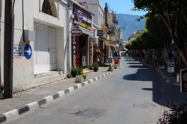 KYRENIA / CYPRUS-09.16.2016.Eski taş ev, otel, kafe ve restoranlar Kyrenia Limanı 'nın setinde.