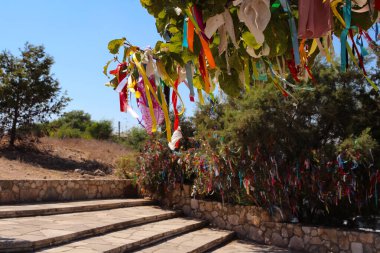 Protaras 'taki Aziz Elijah Kilisesi' ne giden merdivenlerin üzerinde renkli kurdelelerle asılı bir ağaç dalı. Kıbrıs.