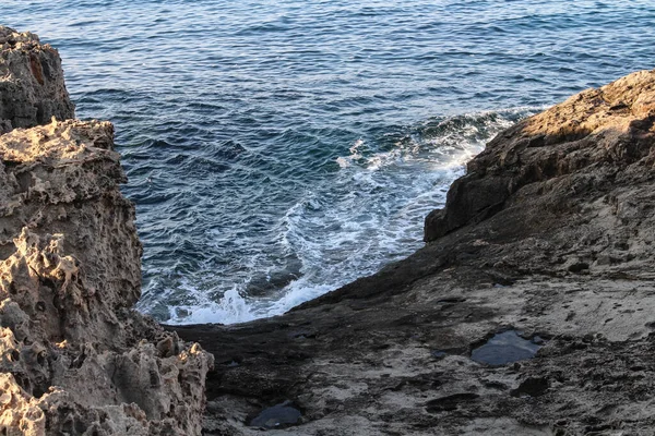 Mar Rocosa Costa Contra Fondo Las Olas Ayia Napa Chipre — Foto de Stock