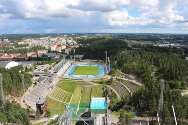 Kayağın tepesinden Lahti 'nin stadyumuna, ormanına ve şehrine atlayın. Finlandiya.