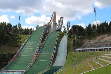 Kayak atlayışının üç yamacının alt görüntüsü. Lahti. Finlandiya.