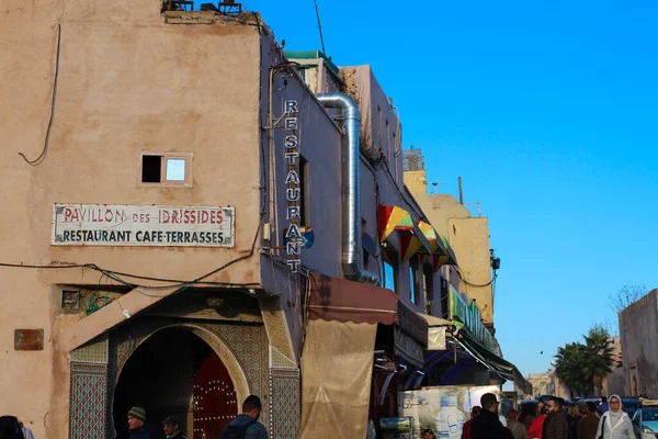 Meknes Morocco 2019 Meknes Rua Com Casas Antigas Restaurante Mosaicos — Fotografia de Stock