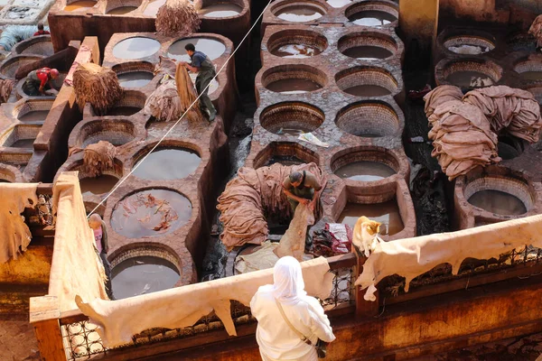 Fes Morocco 2019石風呂における動物の皮の加工 塗装工程の概要 — ストック写真