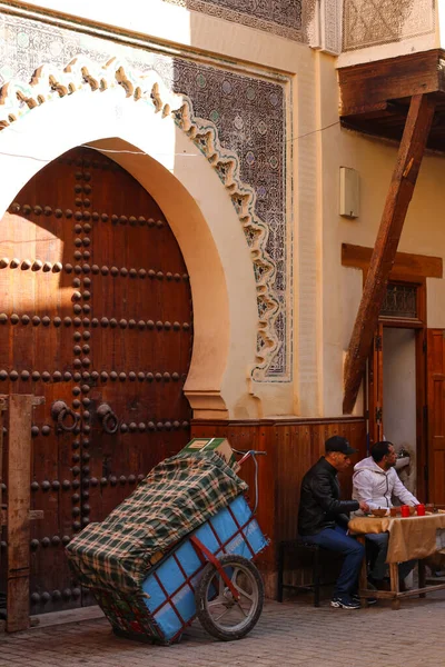 Fes Morocco 2019 Dois Homens Estão Comendo Uma Mesa Lado — Fotografia de Stock