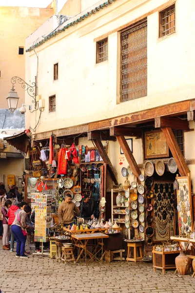 Fes Morocco 2019 Lojas Recordações Com Pratos Ímanes Cerâmicas Vestuário — Fotografia de Stock
