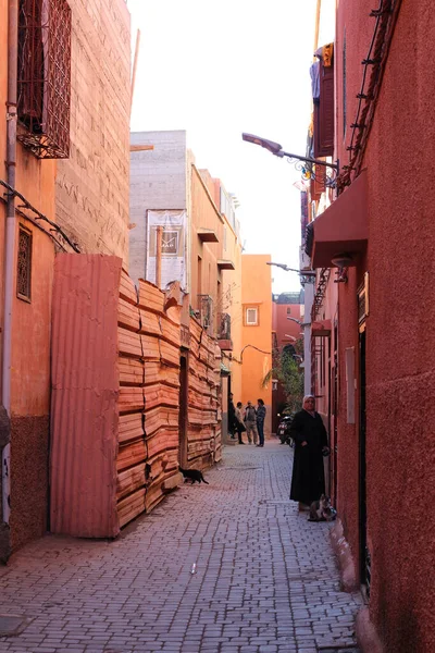 Marrakech Morocco 2019 Uma Rua Estreita Com Casas Vermelhas Homem — Fotografia de Stock