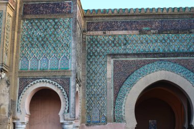 Meknes Bab-El-Mansur 'un ana ve en güzel kapısının bir parçası..