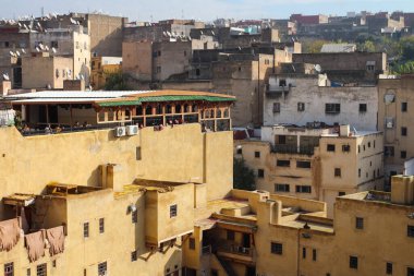 Gözlem güvertesinin üst görüntüsü, asılmış hayvan derileri ve yerel sakinlerin evleri..