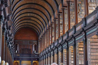 Eski Kütüphane, Trinity College, Dublin, İrlanda - 17 Kells Kitabı uzun odasında. 06, 2018