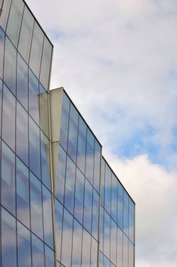 Cam cephe şehirde bina modern ofis